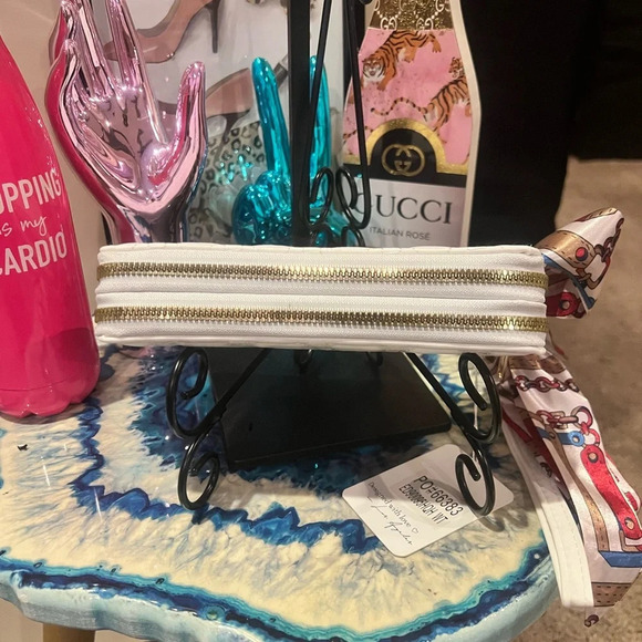 Blush Kiss NWT Women's White Soft Faux Leather Wallet with Gold Hardware Hearts - Picture 4 of 6